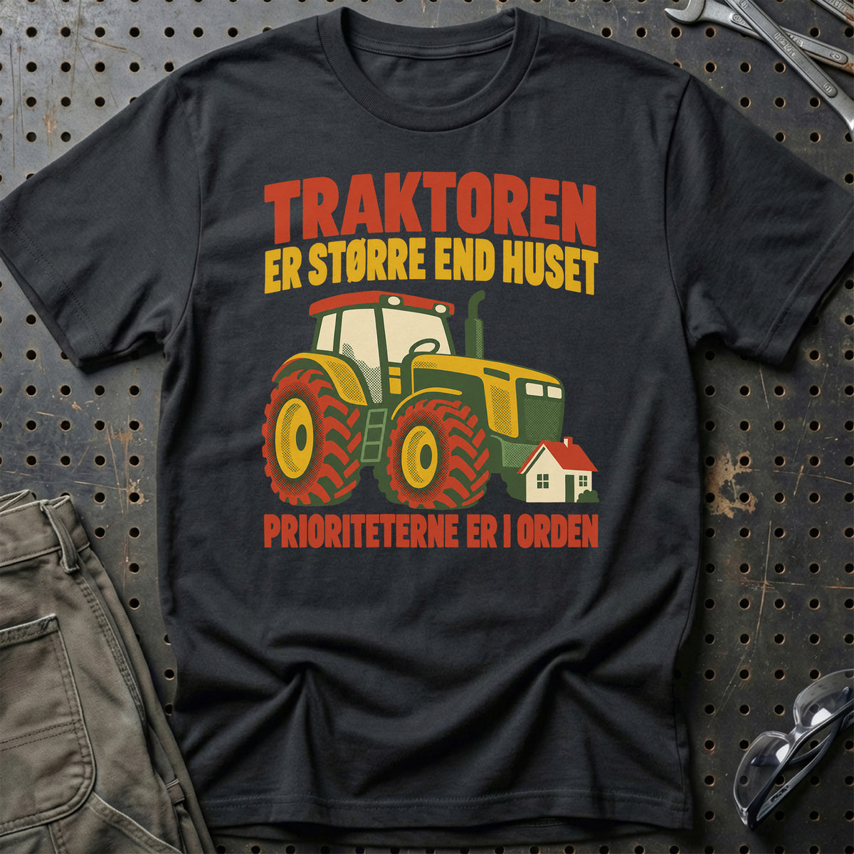 
Traktoren er større end huset prioriteterne er i orden – Retro – Unisex T-Shirt – Sort