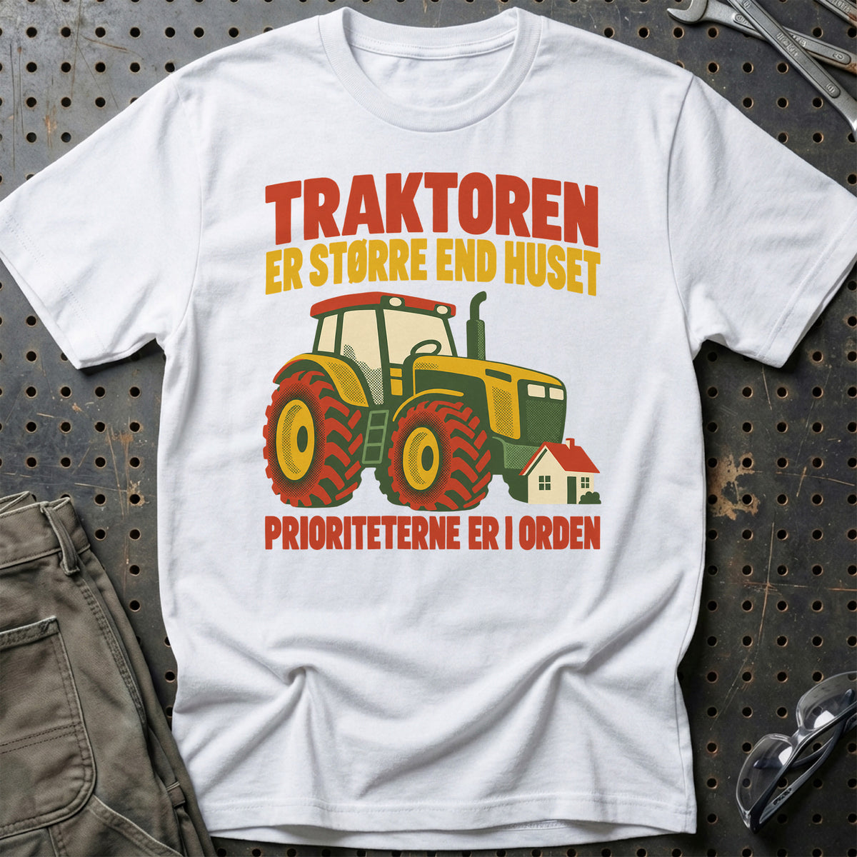 
Traktoren er større end huset prioriteterne er i orden – Retro – Unisex T-Shirt – Hvid