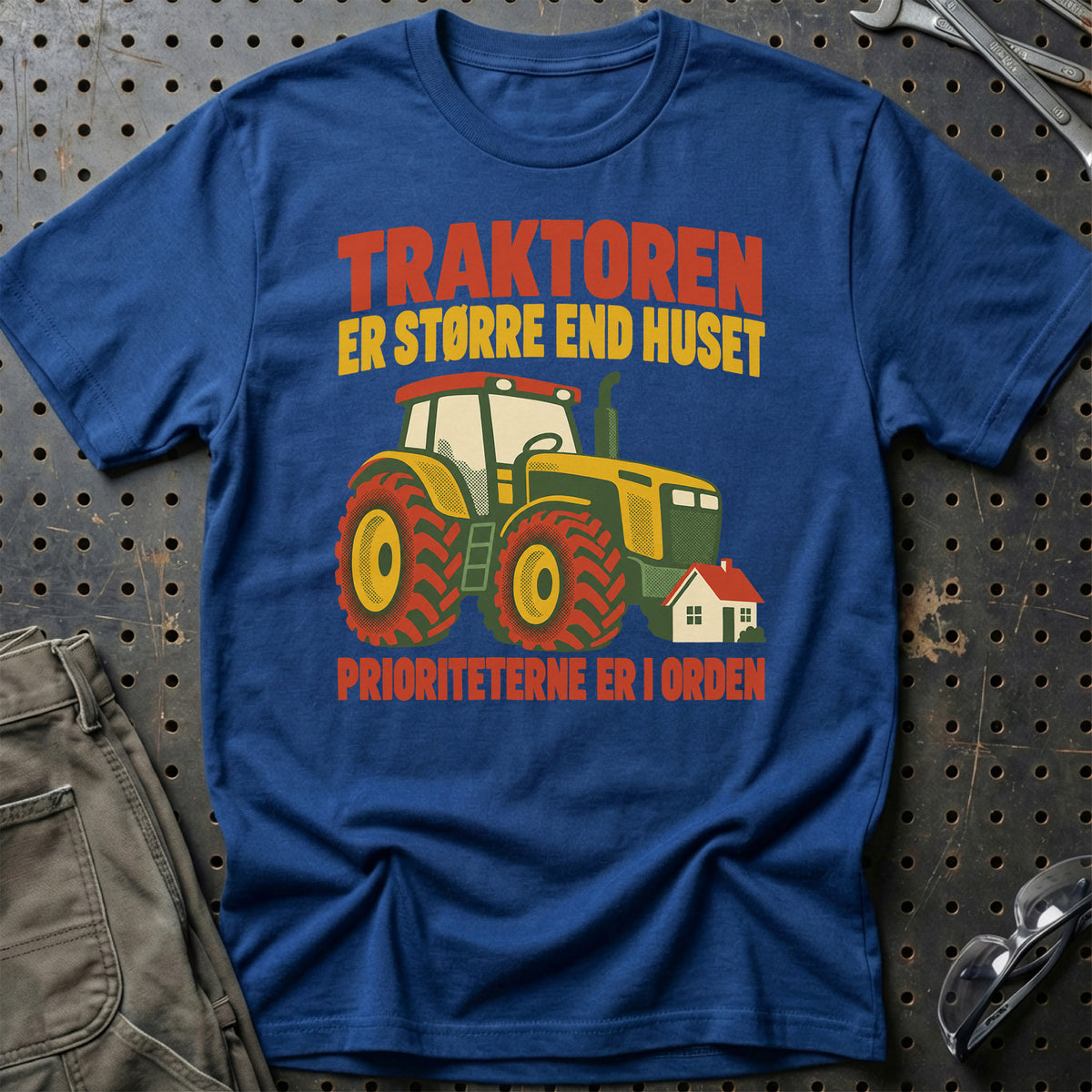 
Traktoren er større end huset prioriteterne er i orden – Retro – Unisex T-Shirt – Blå Royal