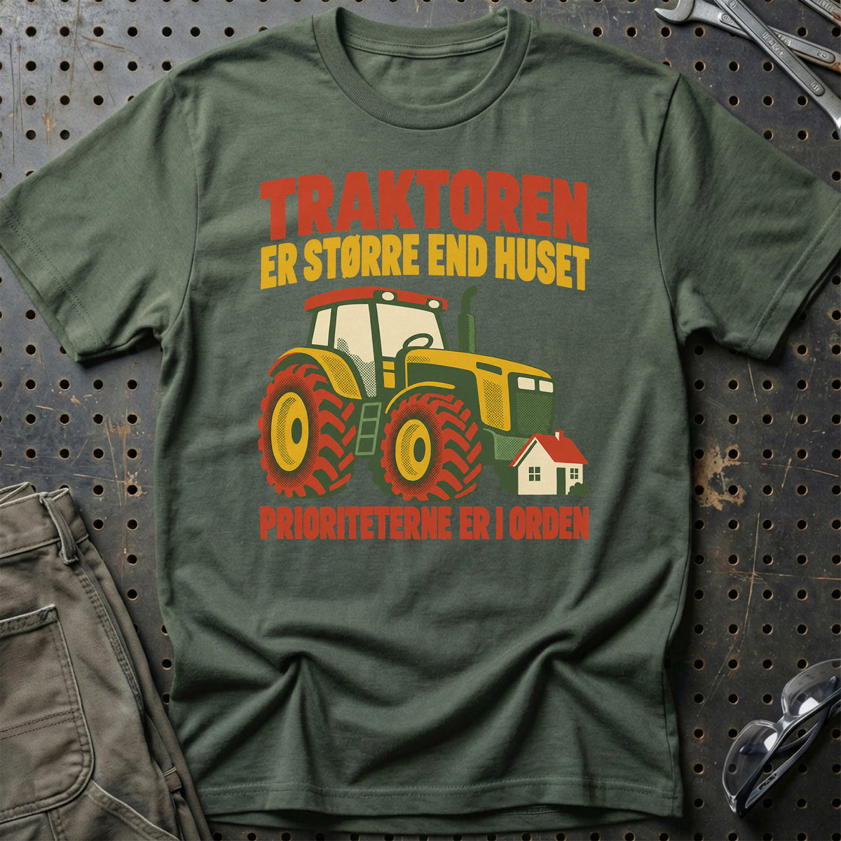 
Traktoren er større end huset prioriteterne er i orden – Retro – Unisex T-Shirt – Grøn Militær