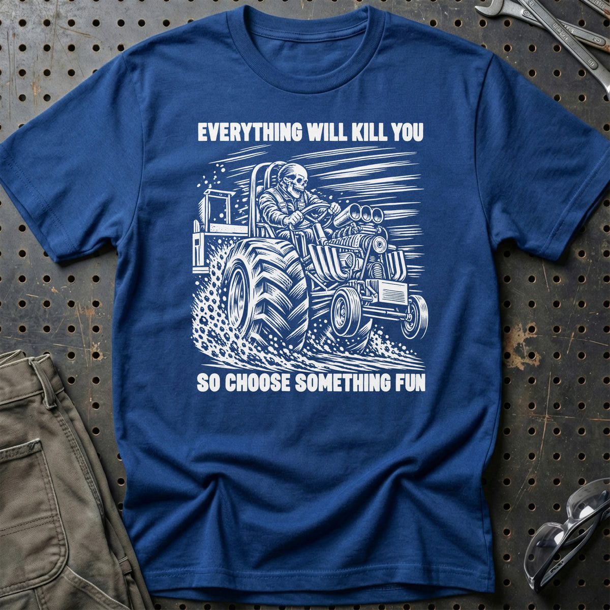 
Traktortræk – Everything Will Kill You So Choose Something Fun – Unisex T-Shirt med tryk foran, farve: Blå Royal