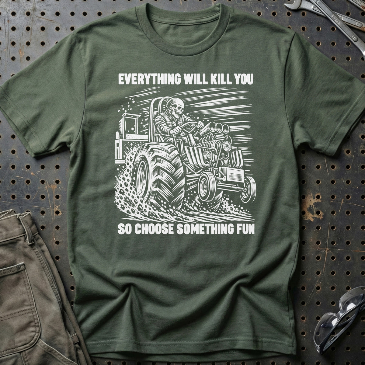 
Traktortræk – Everything Will Kill You So Choose Something Fun – Unisex T-Shirt med tryk foran, farve: Grøn Militær