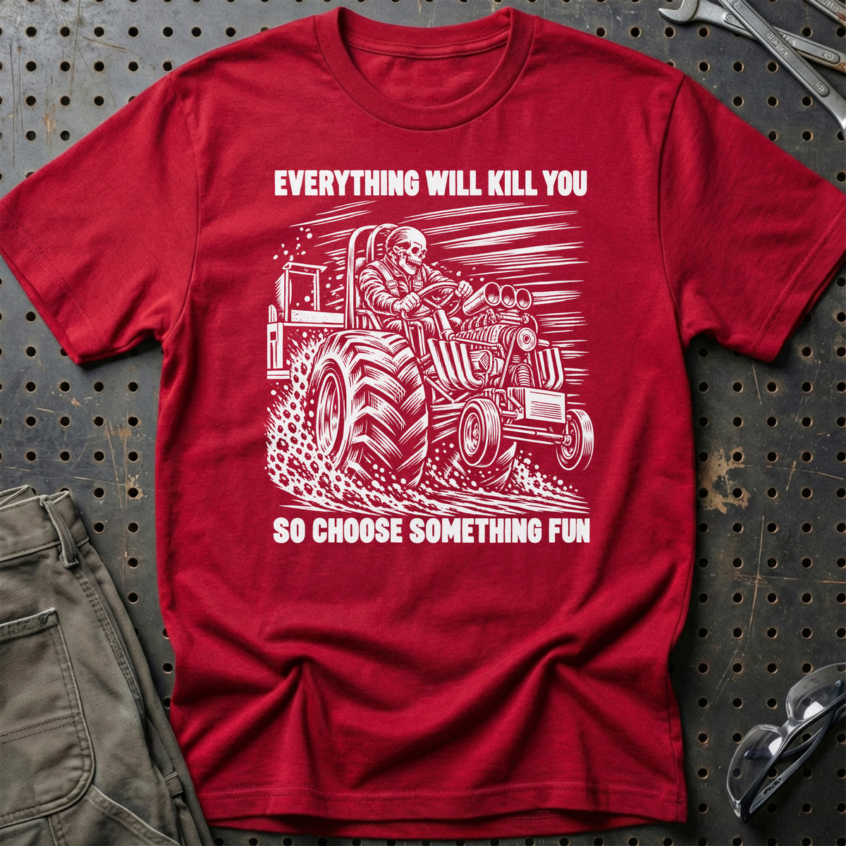 
Traktortræk – Everything Will Kill You So Choose Something Fun – Unisex T-Shirt med tryk foran, farve: Rød