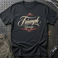 
Triumph Garage – Pinstripe – Unisex T-Shirt med tryk foran, farve: Sort