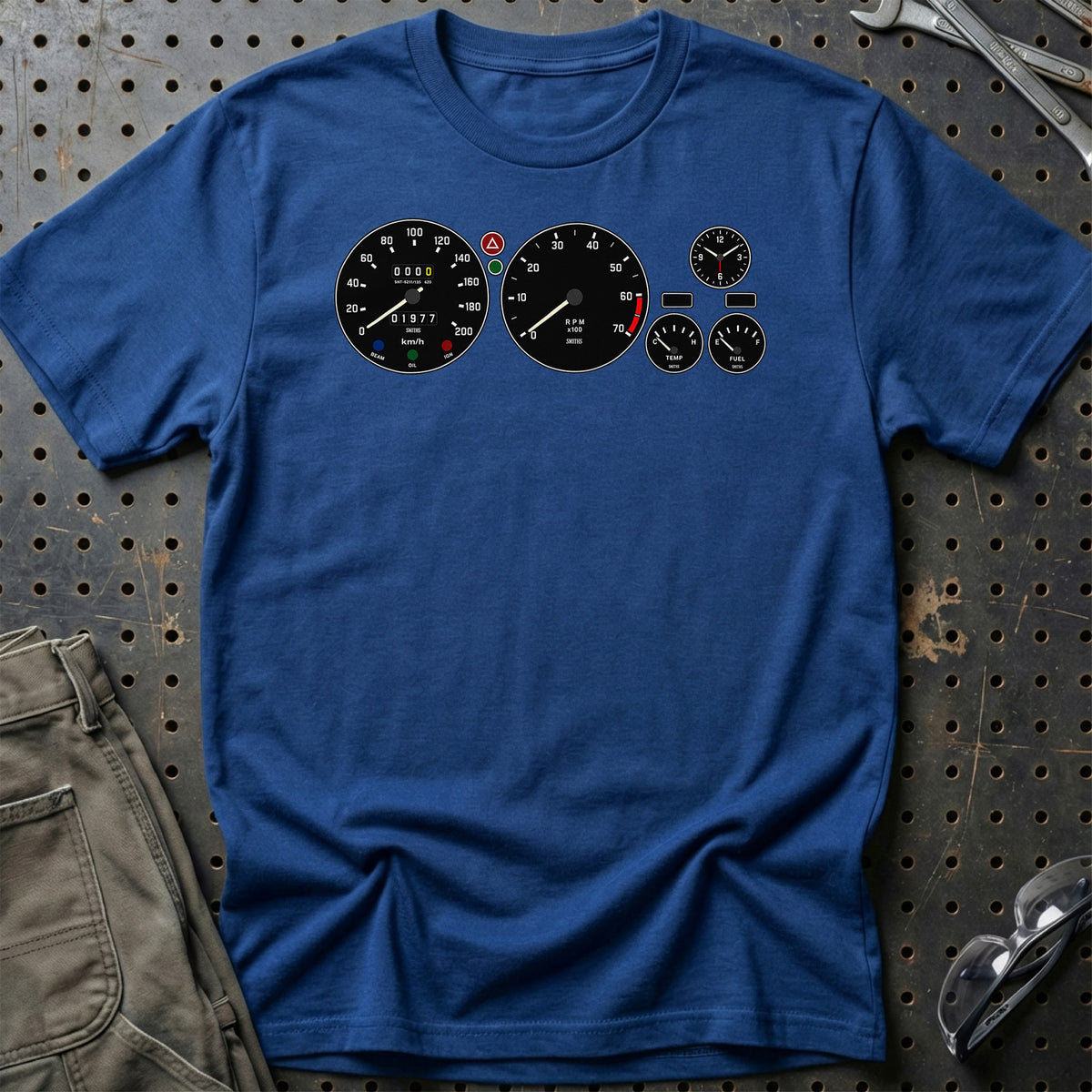 
Triumph Spitfire 1500 1977 – Instrumentbræt – Unisex T-Shirt med tryk foran, farve: Blå Royal