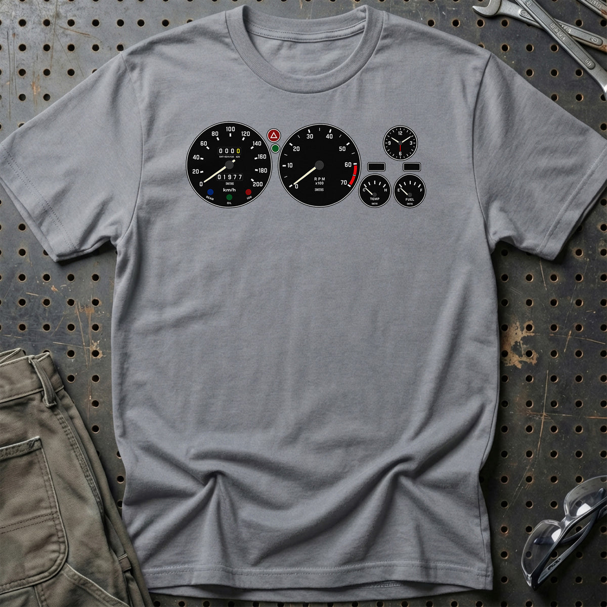 
Triumph Spitfire 1500 1977 – Instrumentbræt – Unisex T-Shirt med tryk foran, farve: Grå Sport