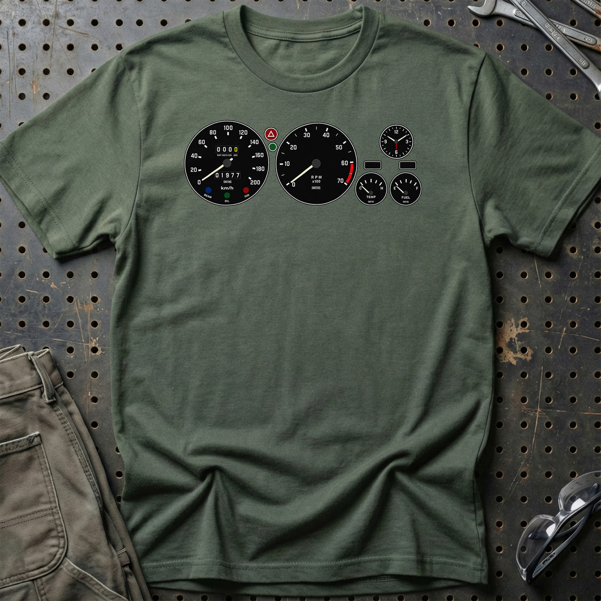 
Triumph Spitfire 1500 1977 – Instrumentbræt – Unisex T-Shirt med tryk foran, farve: Grøn Militær