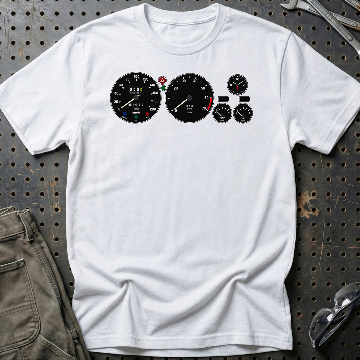 
Triumph Spitfire 1500 1977 – Instrumentbræt – Unisex T-Shirt med tryk foran, farve: Hvid