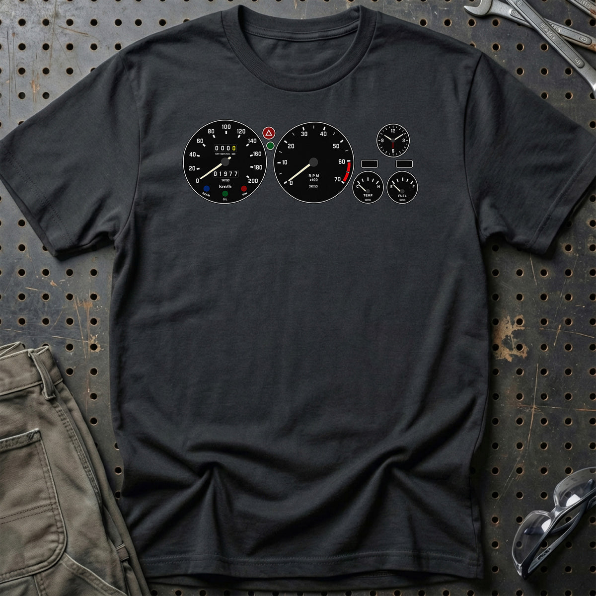 
Triumph Spitfire 1500 1977 – Instrumentbræt – Unisex T-Shirt med tryk foran, farve: Sort