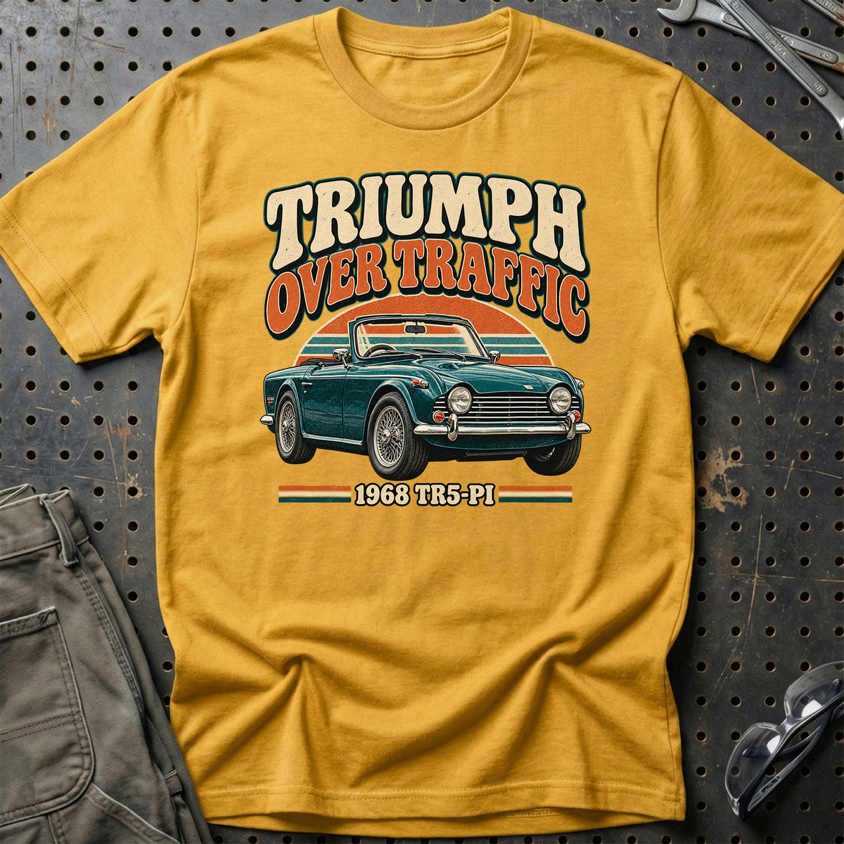 
Triumph TR5-PI 1968 – Triumph Over Traffic T-Shirt – Guld