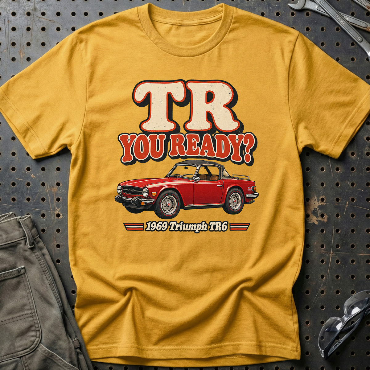 
Triumph TR6 1969 – TR You Ready? T-Shirt – Guld