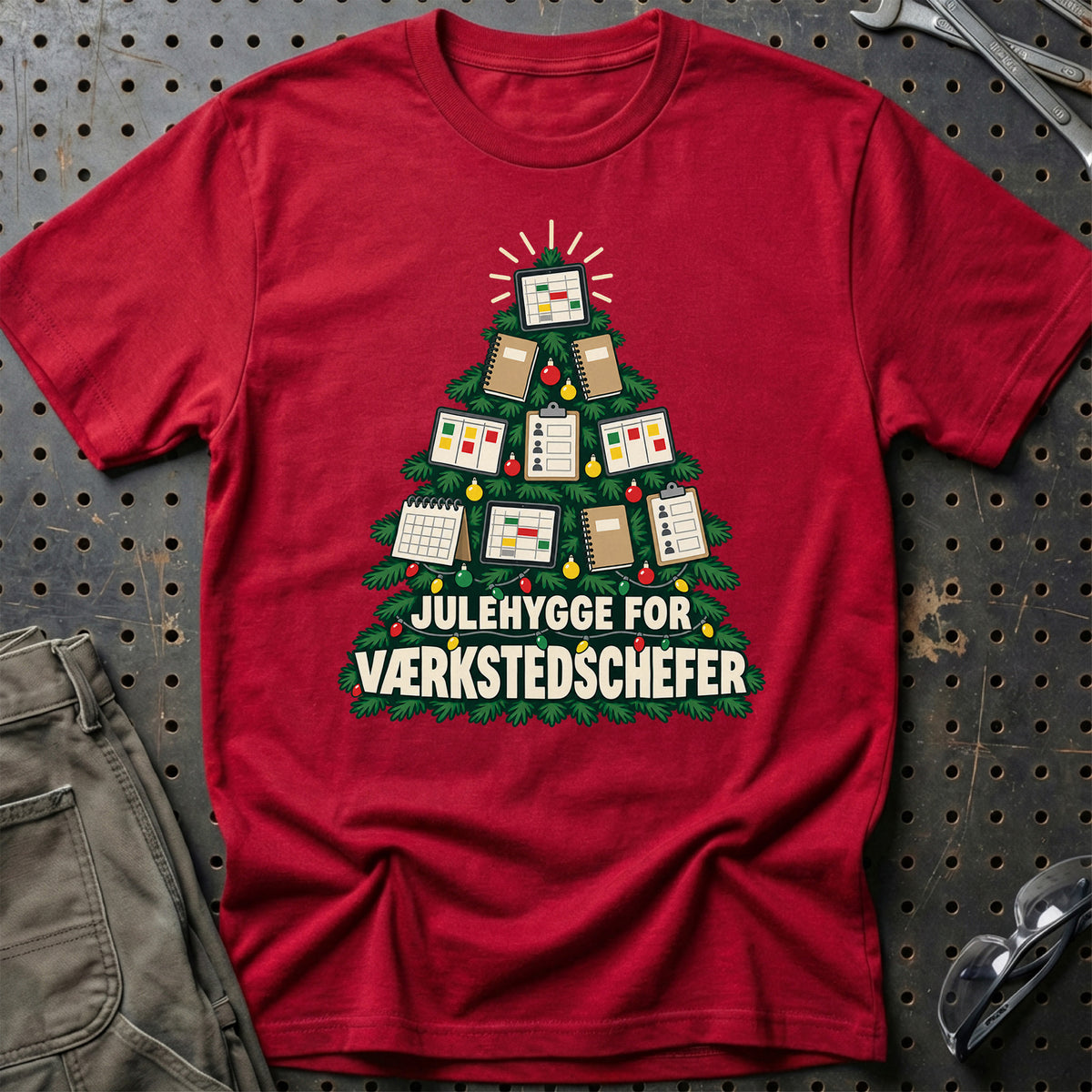 
Værkstedschef – Julehygge – Unisex T-Shirt – Rød