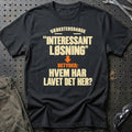 Værkstedsdansk – Interessant Løsning Betyder Hvem Har Lavet Det Her? T-Shirt – Sort