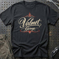 
Valmet Garage – Pinstripe – Unisex T-Shirt med tryk foran, farve: Sort