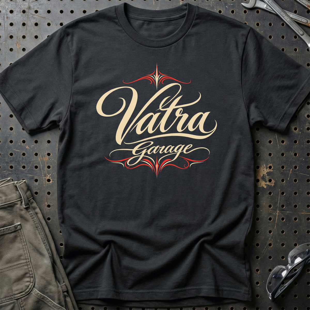 
Valtra Garage – Pinstripe – Unisex T-Shirt med tryk foran, farve: Sort