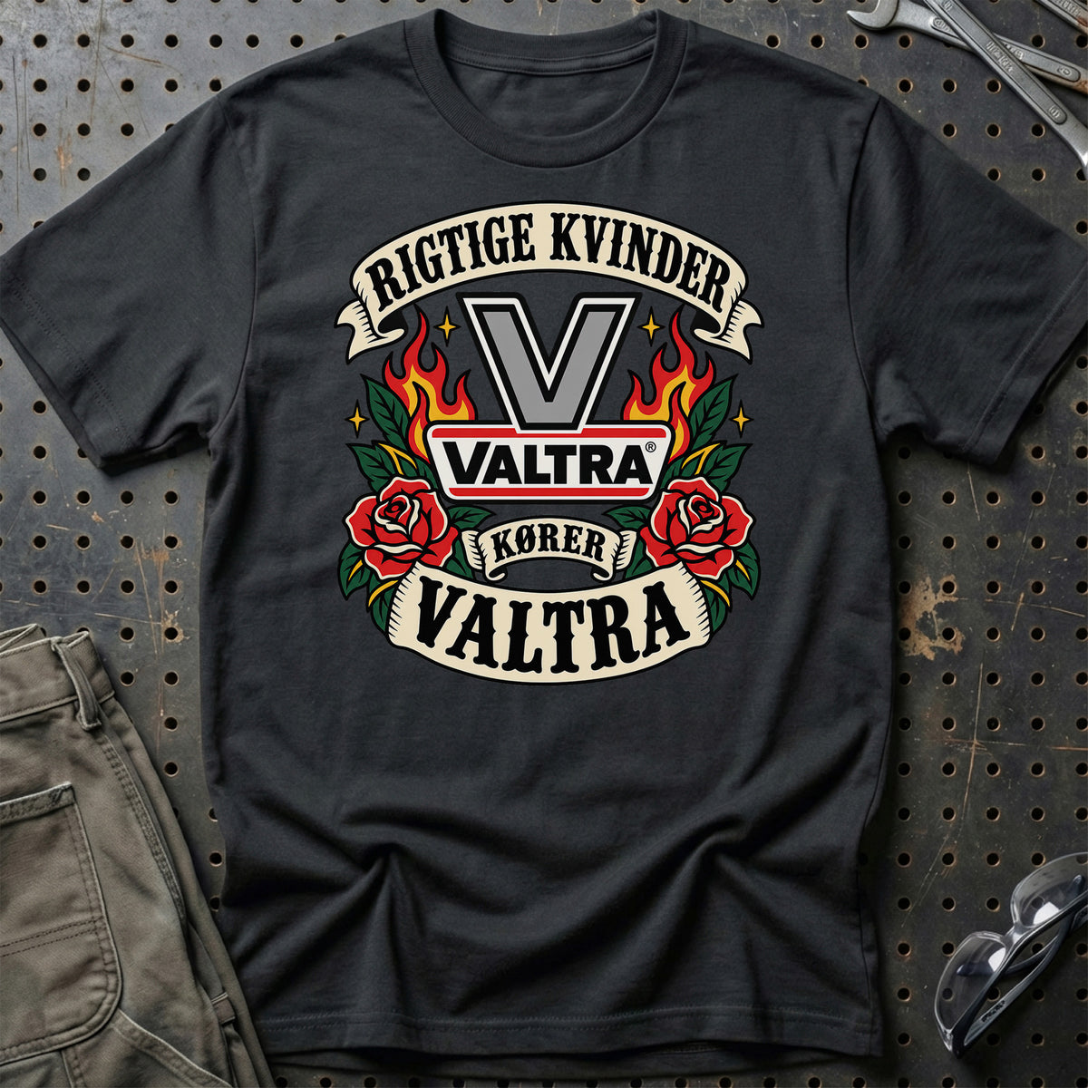 Valtra Rigtige Kvinder Kører – Roser og Flammer T-Shirt – Sort