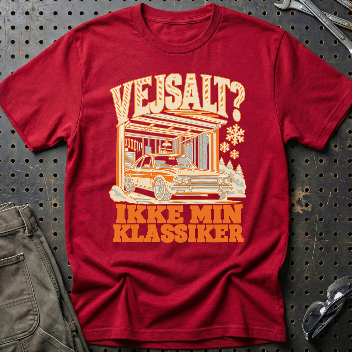 
Vejsalt – Ikke min klassiker – Unisex T-Shirt – Rød
