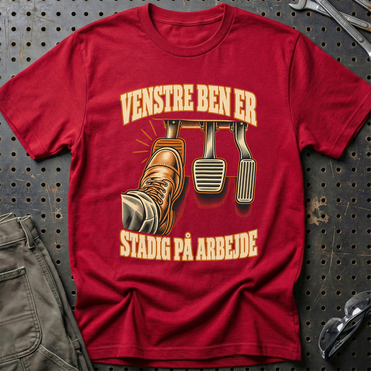 Venstre ben er stadig på arbejde T-Shirt – Rød