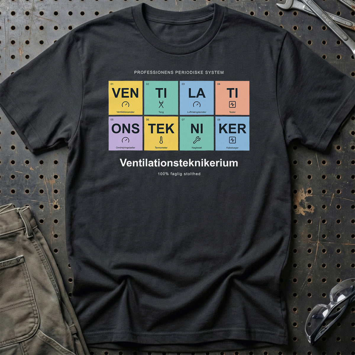 
Ventilationstekniker – Ventilationsteknikerium – Unisex T-Shirt med tryk foran, farve: Sort