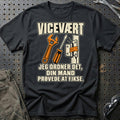 Vicevært – Jeg Ordner Det, Din Mand Prøvede At Fikse T-Shirt – Sort