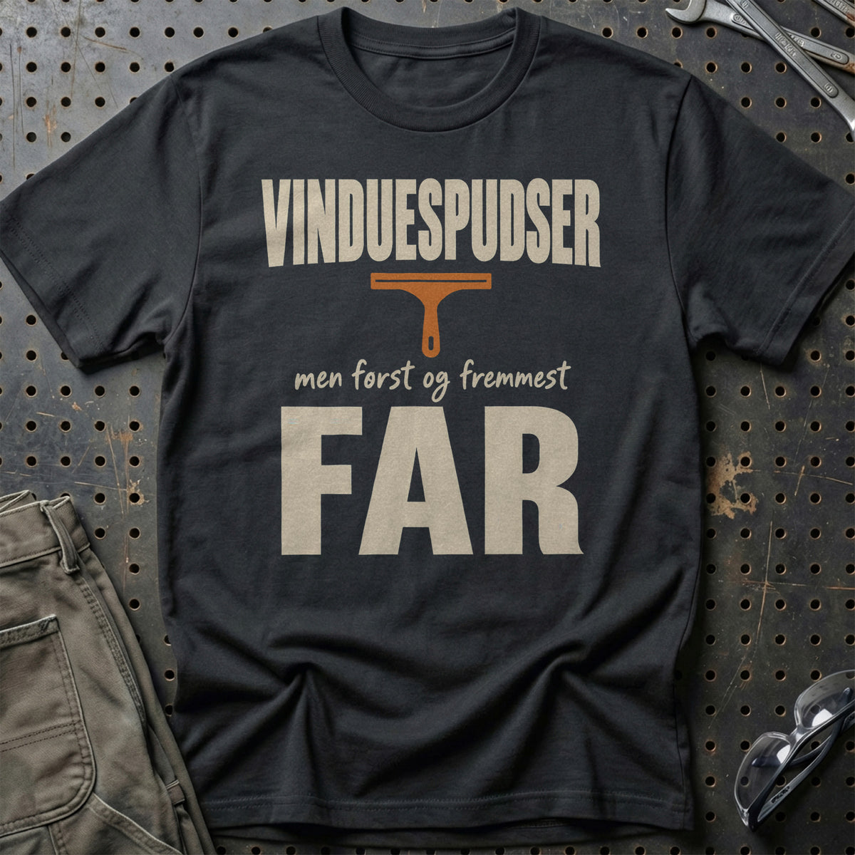 Vinduespudser – Men Først Og Fremmest Far T-Shirt – Sort