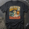 
Vinterbader – Jeg er kun med for saunaen – Unisex T-Shirt med tryk foran, farve: Sort