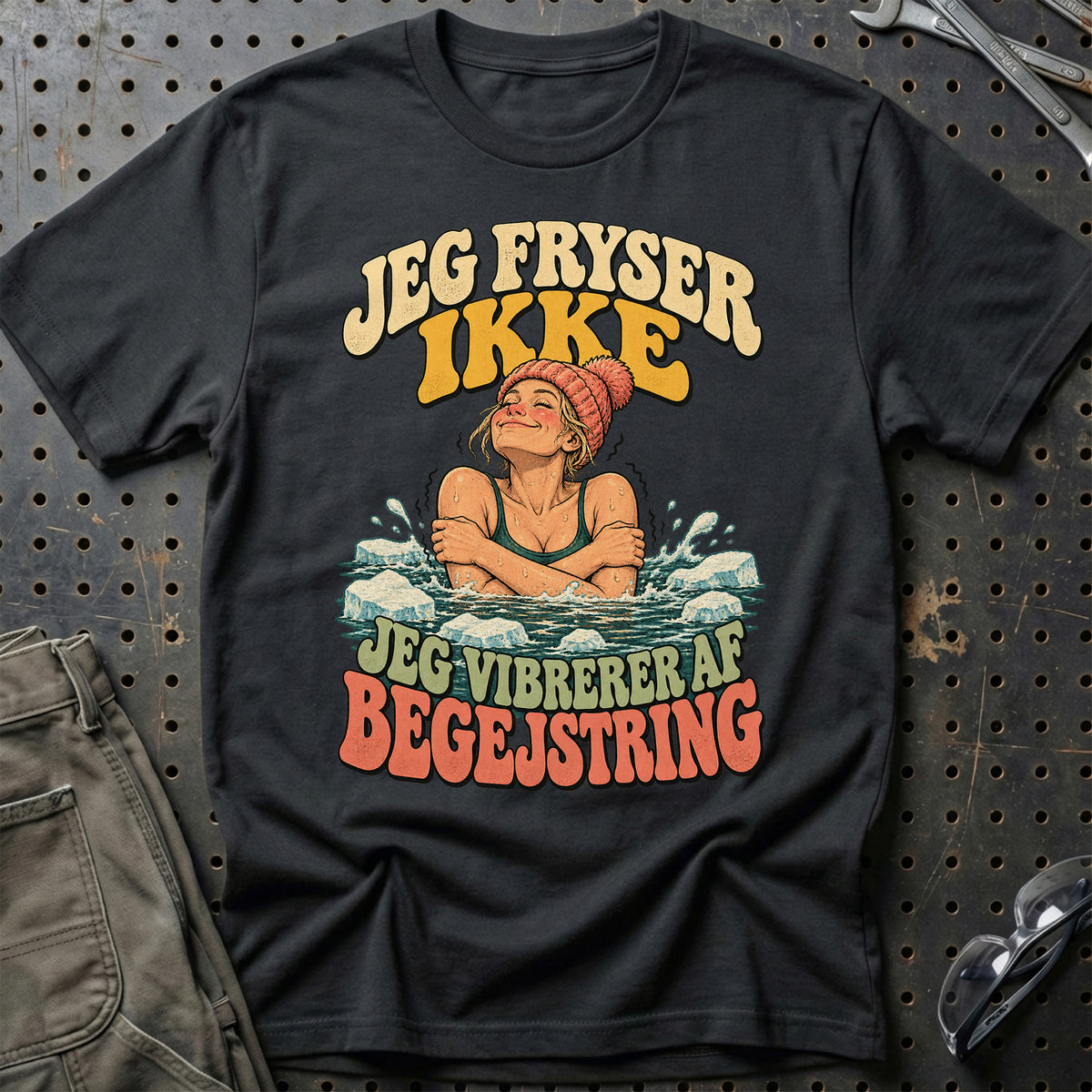 
Vinterbader – Jeg fryser ikke jeg vibrerer af begejstring – Unisex T-Shirt med tryk foran, farve: Sort