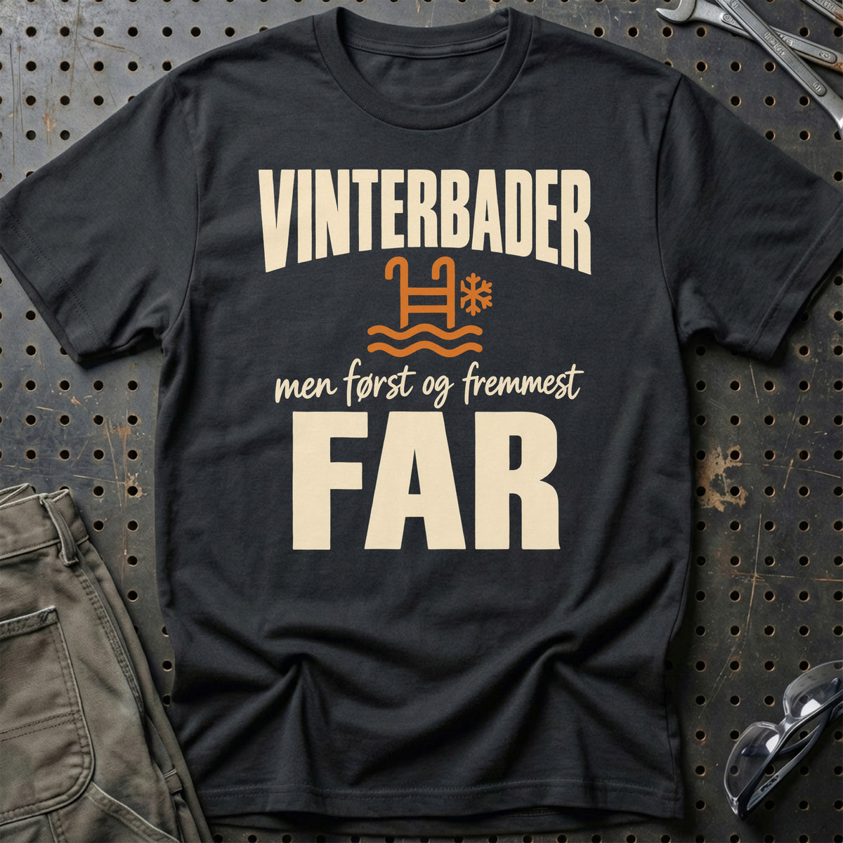 
Vinterbader – Men først og fremmest far – Unisex T-Shirt – Sort