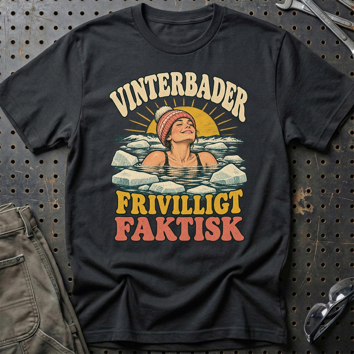 
Vinterbader – Vinterbader frivilligt faktisk – Unisex T-Shirt med tryk foran, farve: Sort