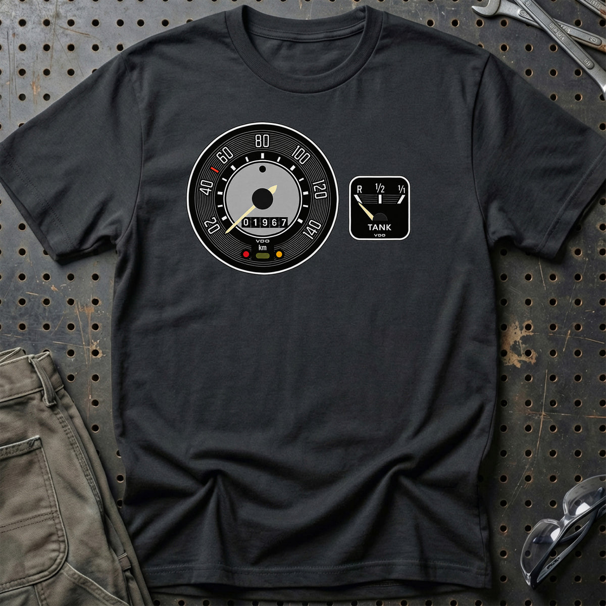 
Volkswagen Beetle 1967 – Instrumentbræt – Unisex T-Shirt med tryk foran, farve: Sort