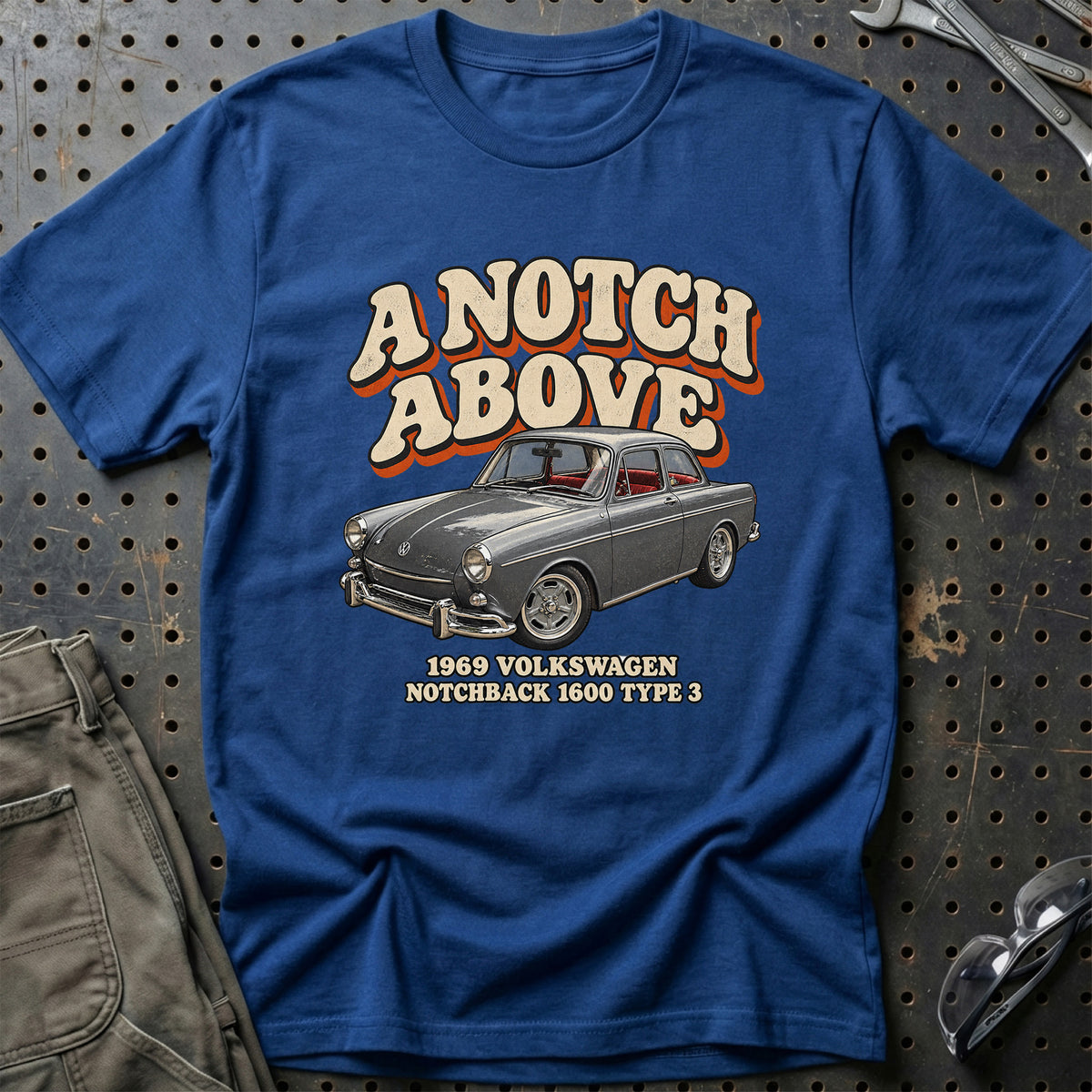 
Volkswagen Notchback 1969 – A Notch Above T-Shirt – Blå Royal