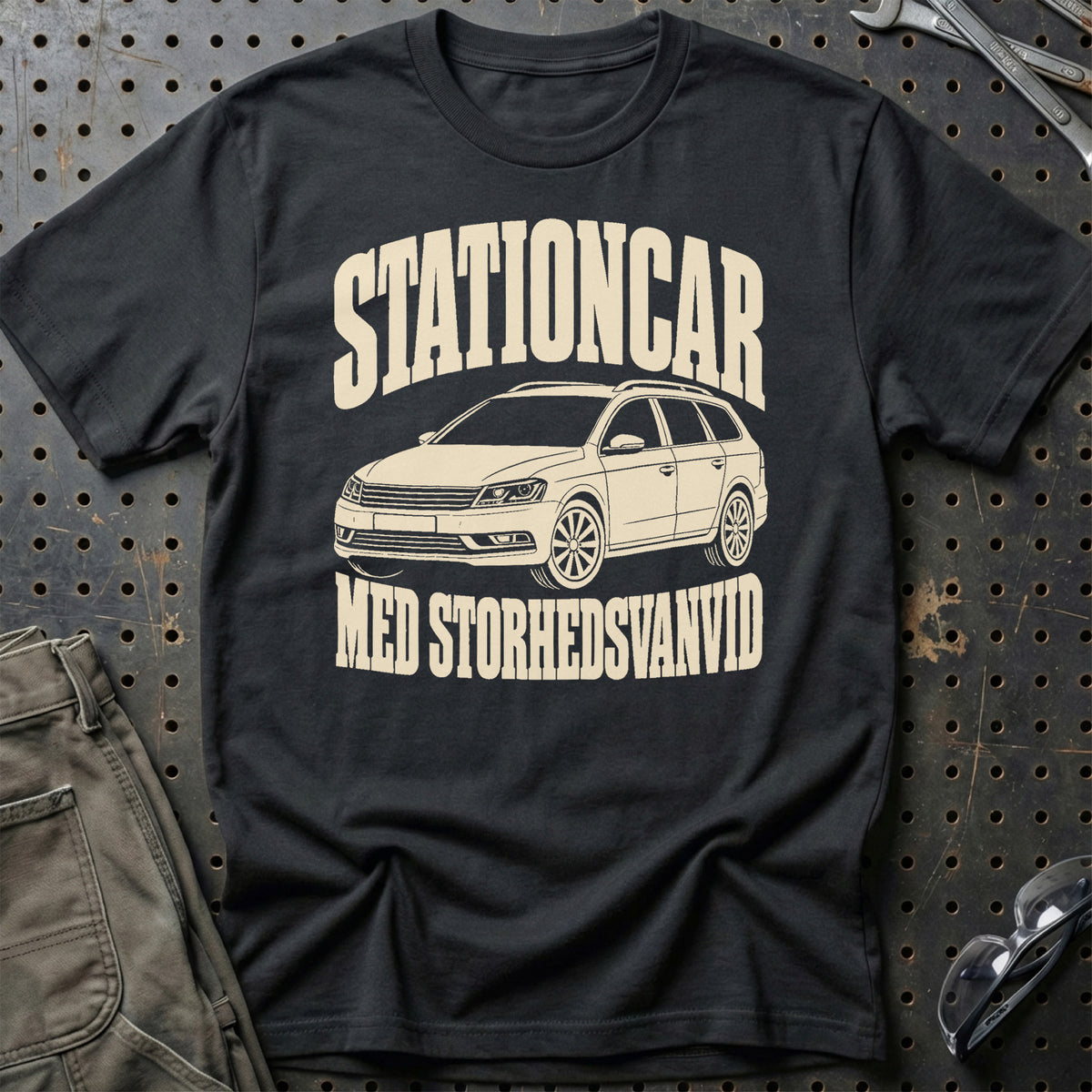 
Volkswagen Passat B7 – Stationcar med storhedsvanvid – Unisex T-Shirt – Sort
