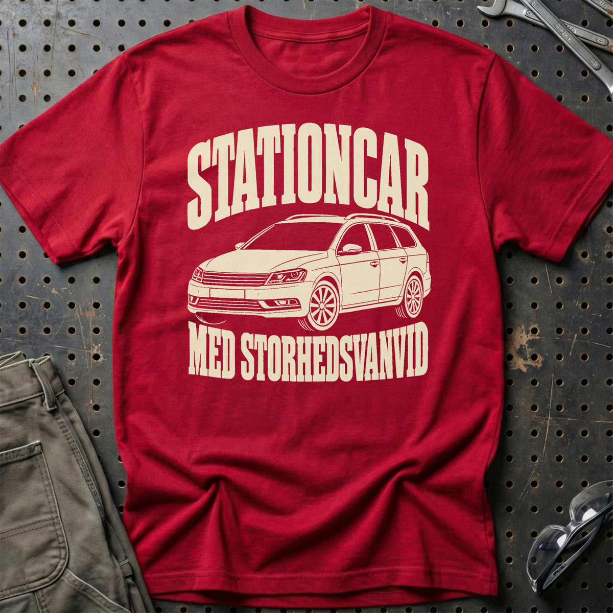 
Volkswagen Passat B7 – Stationcar med storhedsvanvid – Unisex T-Shirt – Rød