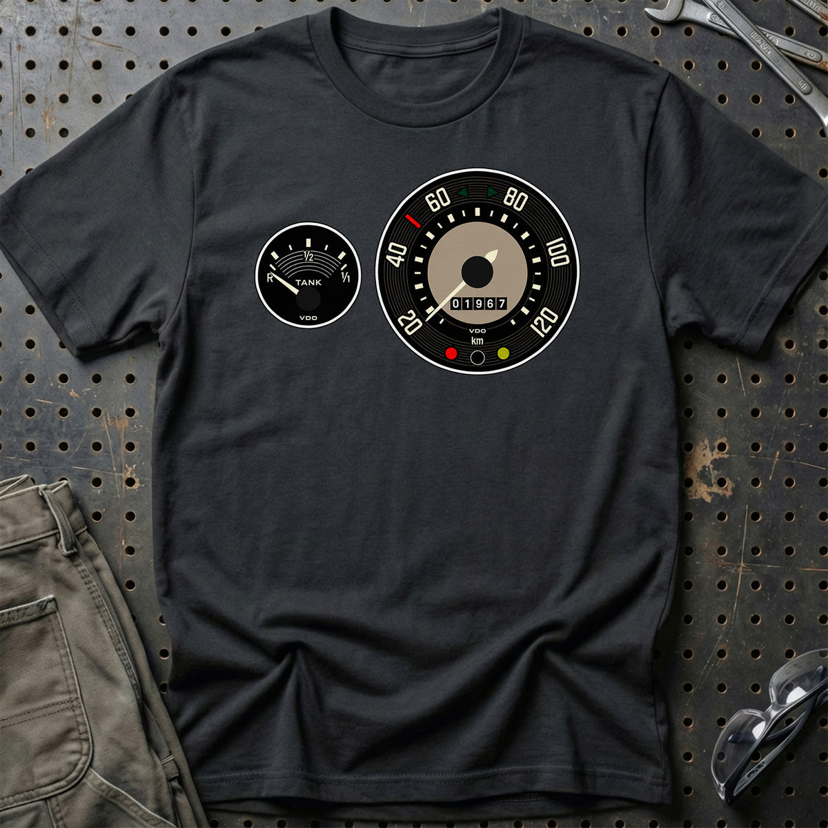 
Volkswagen T1 Panel Van 1967 – Instrumentbræt – Unisex T-Shirt med tryk foran, farve: Sort