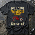 Volvo BM 320 Buster – Ingen Er Perfekt T-Shirt – Sort