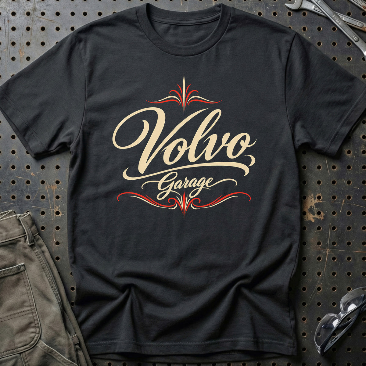
Volvo Garage – Pinstripe – Unisex T-Shirt med tryk foran, farve: Sort