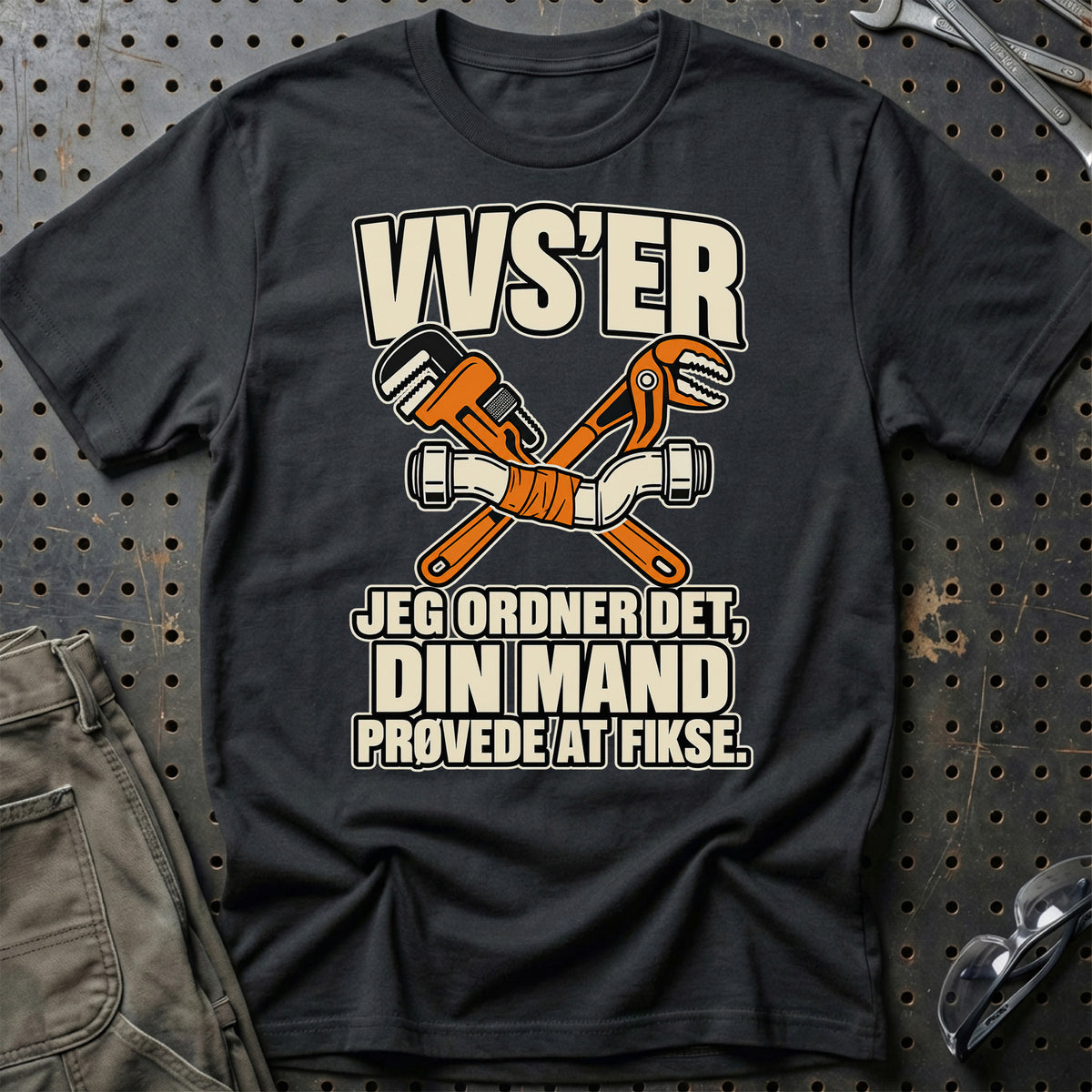 VVS’er – Jeg Ordner Det, Din Mand Prøvede At Fikse T-Shirt – Sort
