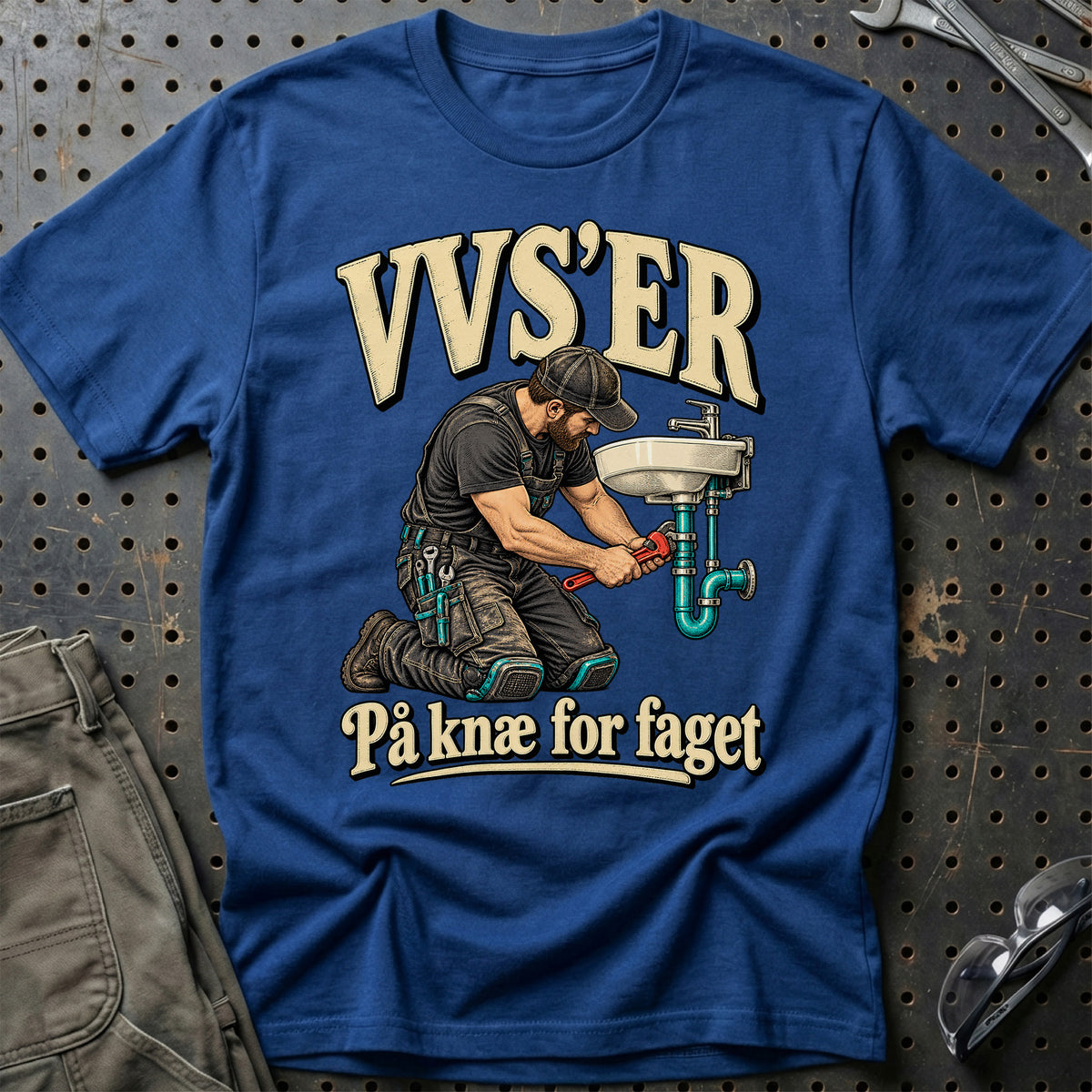 
VVS’er – På knæ for faget – Illustration – Unisex T-Shirt med tryk foran, farve: Blå Royal