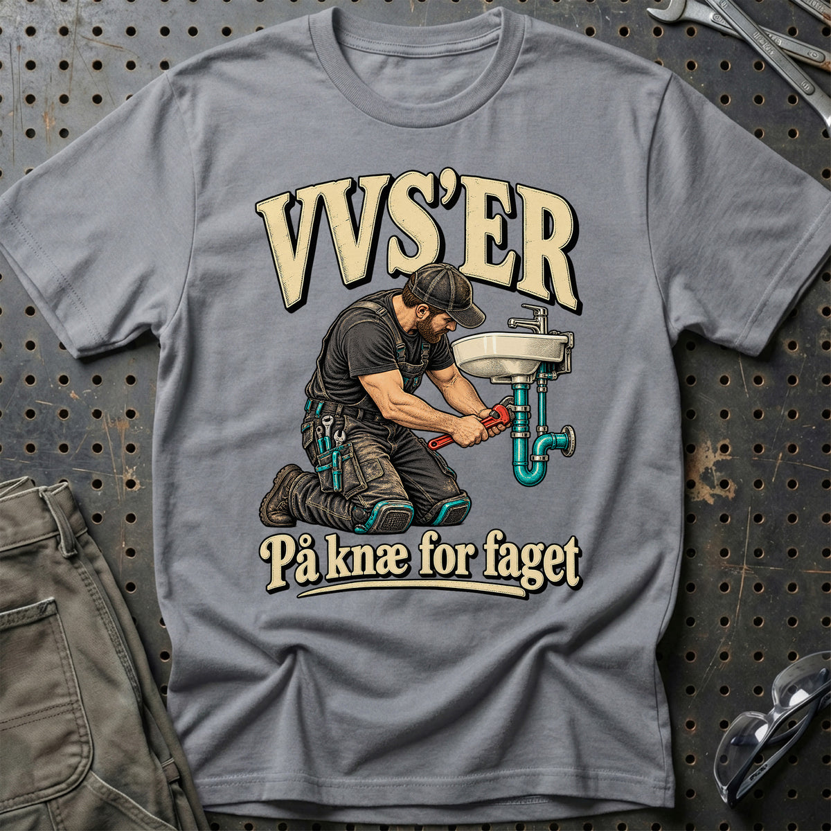 
VVS’er – På knæ for faget – Illustration – Unisex T-Shirt med tryk foran, farve: Grå Sport