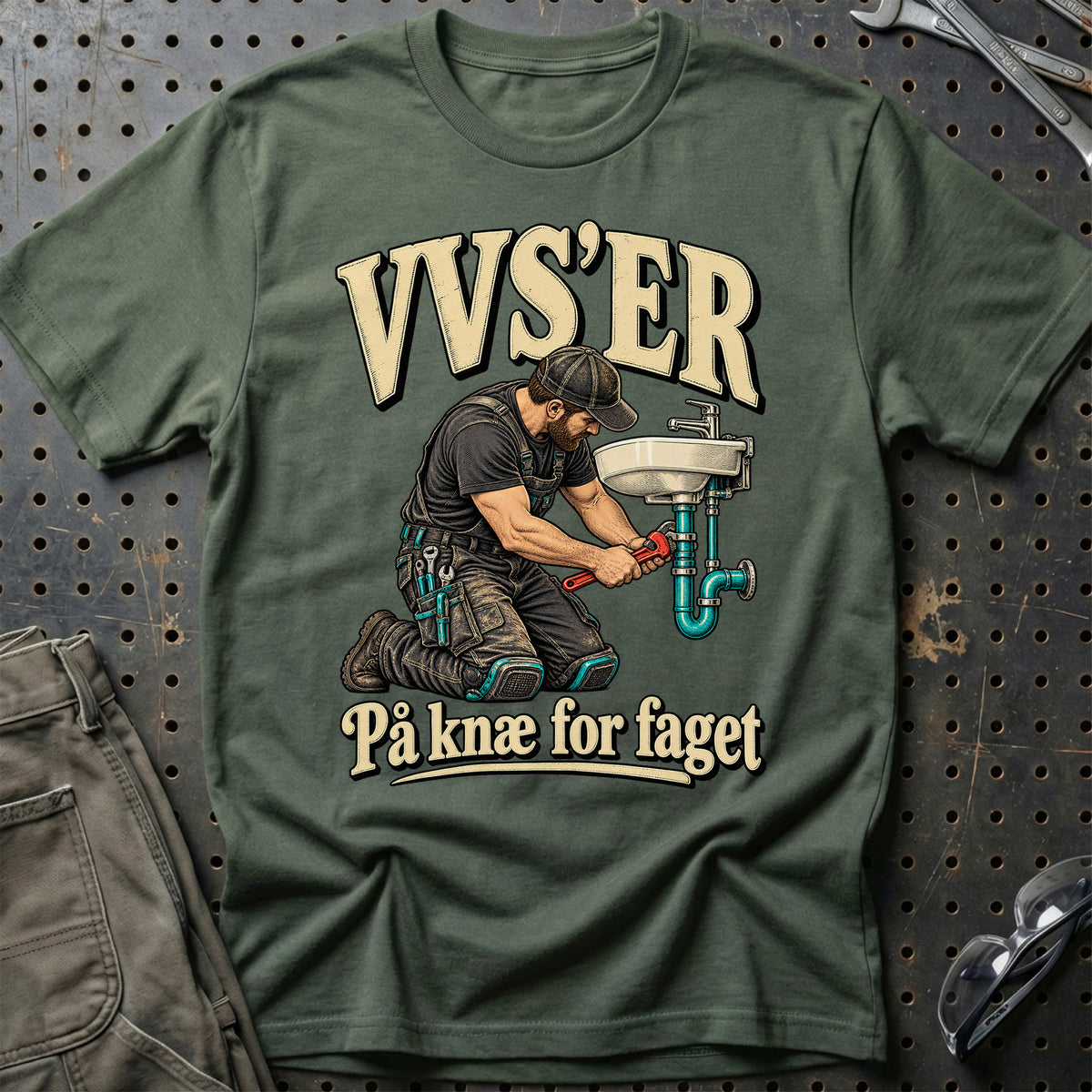 
VVS’er – På knæ for faget – Illustration – Unisex T-Shirt med tryk foran, farve: Grøn Militær