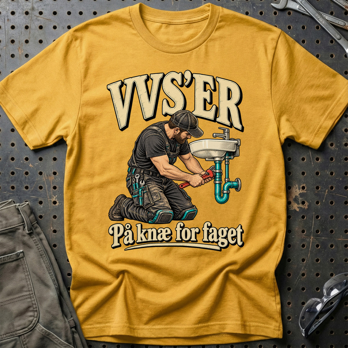 
VVS’er – På knæ for faget – Illustration – Unisex T-Shirt med tryk foran, farve: Guld