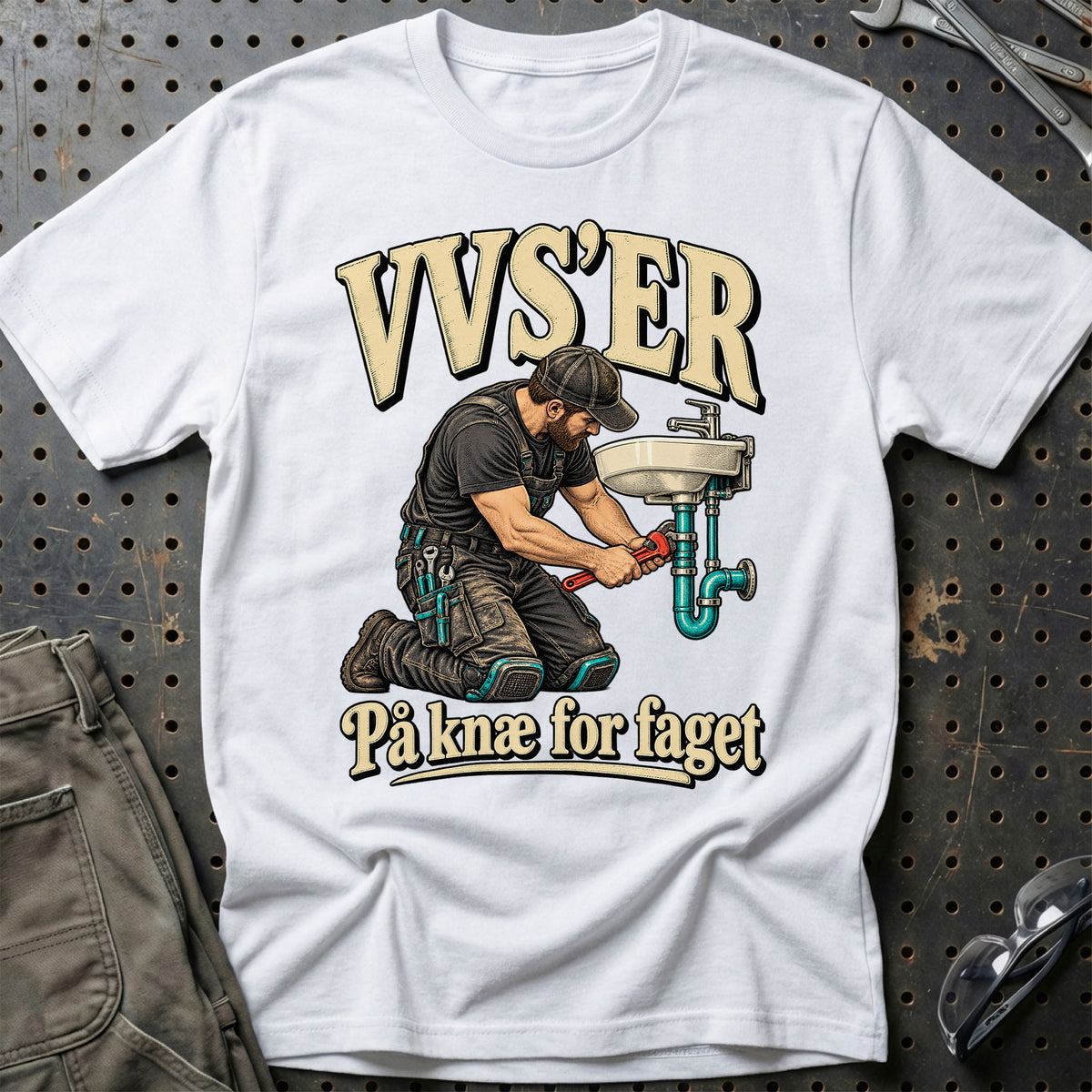 
VVS’er – På knæ for faget – Illustration – Unisex T-Shirt med tryk foran, farve: Hvid