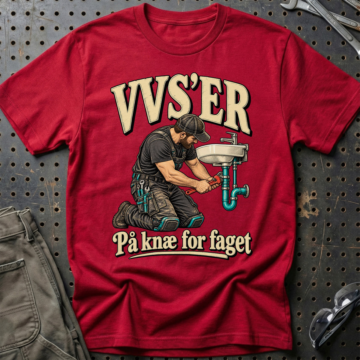
VVS’er – På knæ for faget – Illustration – Unisex T-Shirt med tryk foran, farve: Rød