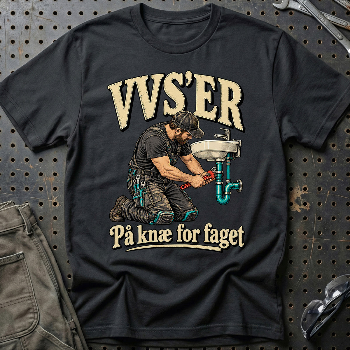 
VVS’er – På knæ for faget – Illustration – Unisex T-Shirt med tryk foran, farve: Sort