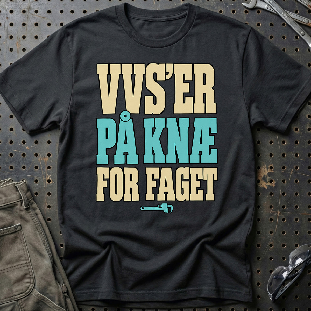 
VVS’er – På knæ for faget – Tekst – Unisex T-Shirt med tryk foran, farve: Sort