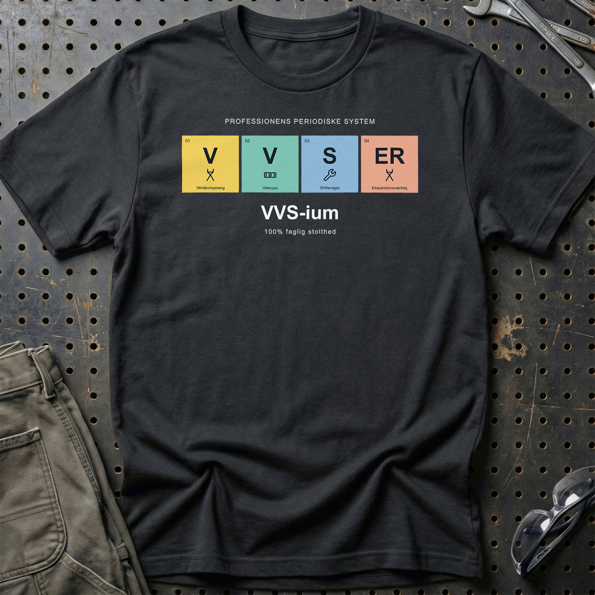 
VVS'er – VVS-ium – Unisex T-Shirt med tryk foran, farve: Sort