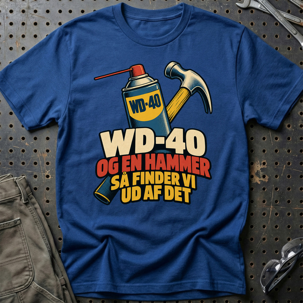 
WD-40 og en hammer – Så finder vi ud af det – Tegneserie – Unisex T-Shirt med tryk foran, farve: Blå Royal