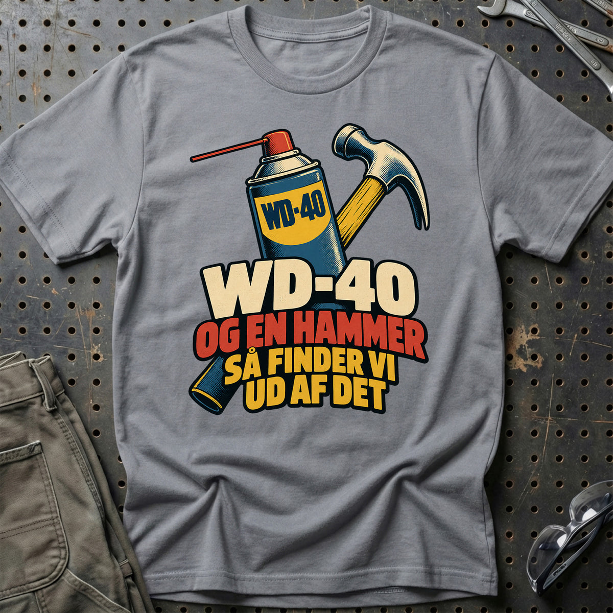 
WD-40 og en hammer – Så finder vi ud af det – Tegneserie – Unisex T-Shirt med tryk foran, farve: Grå Sport