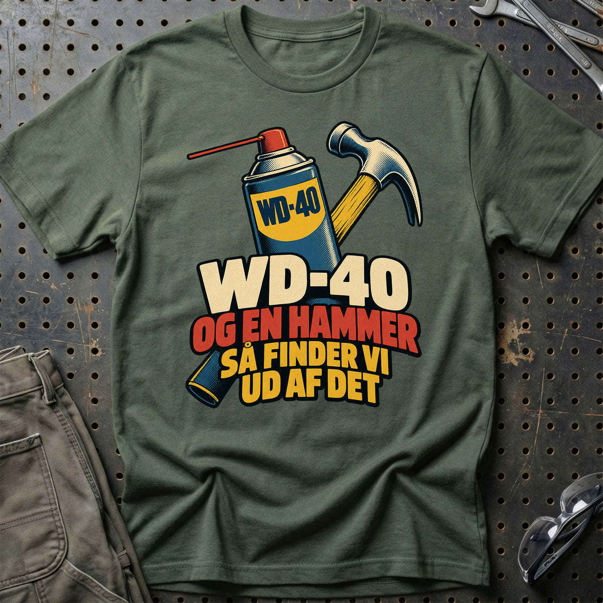 
WD-40 og en hammer – Så finder vi ud af det – Tegneserie – Unisex T-Shirt med tryk foran, farve: Grøn Militær