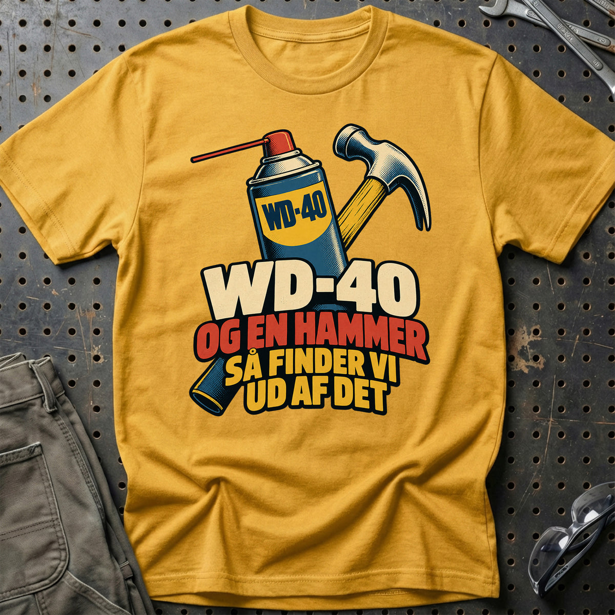 
WD-40 og en hammer – Så finder vi ud af det – Tegneserie – Unisex T-Shirt med tryk foran, farve: Guld